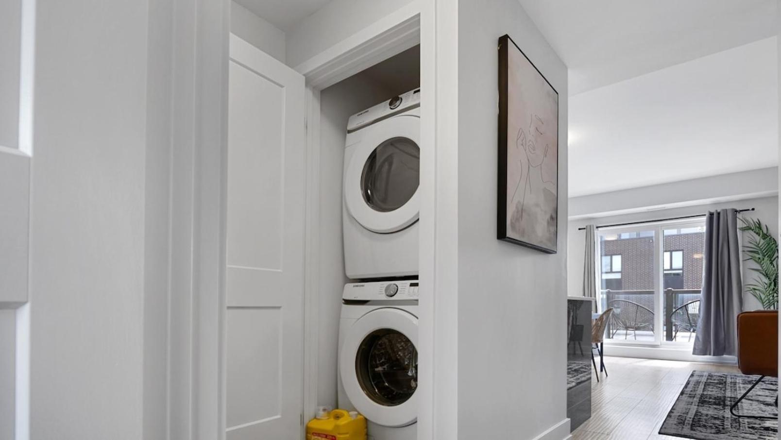 2br Boho Townhouse - Walk To Falls, Free Parking * Niagara Falls