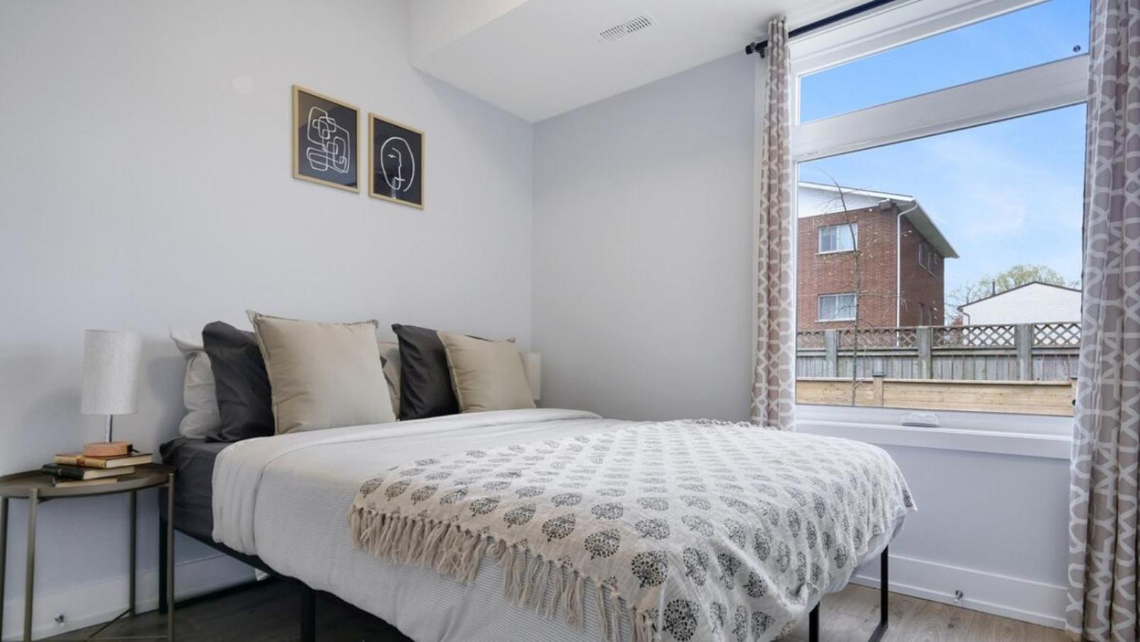 2br Boho Townhouse - Walk To Falls, Free Parking Holiday home Niagara Falls